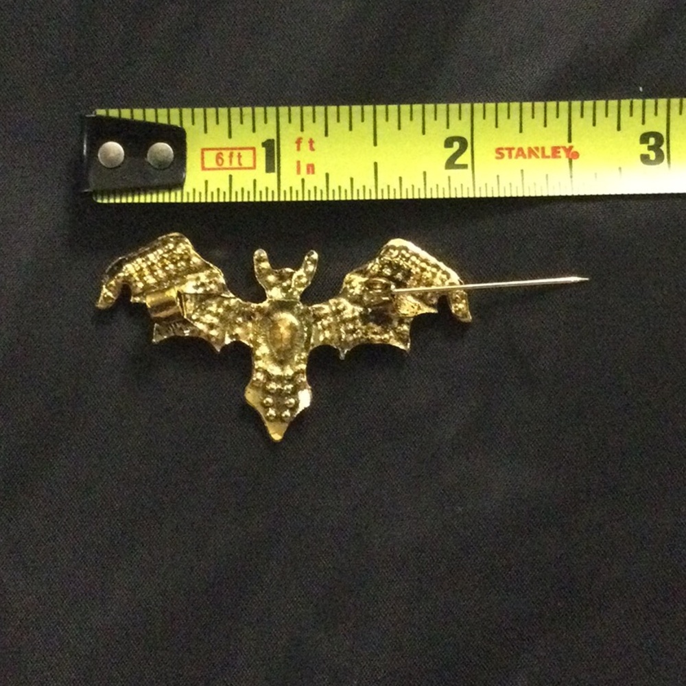 Elegant Gold Bat Brooch - Picture 4 of 5